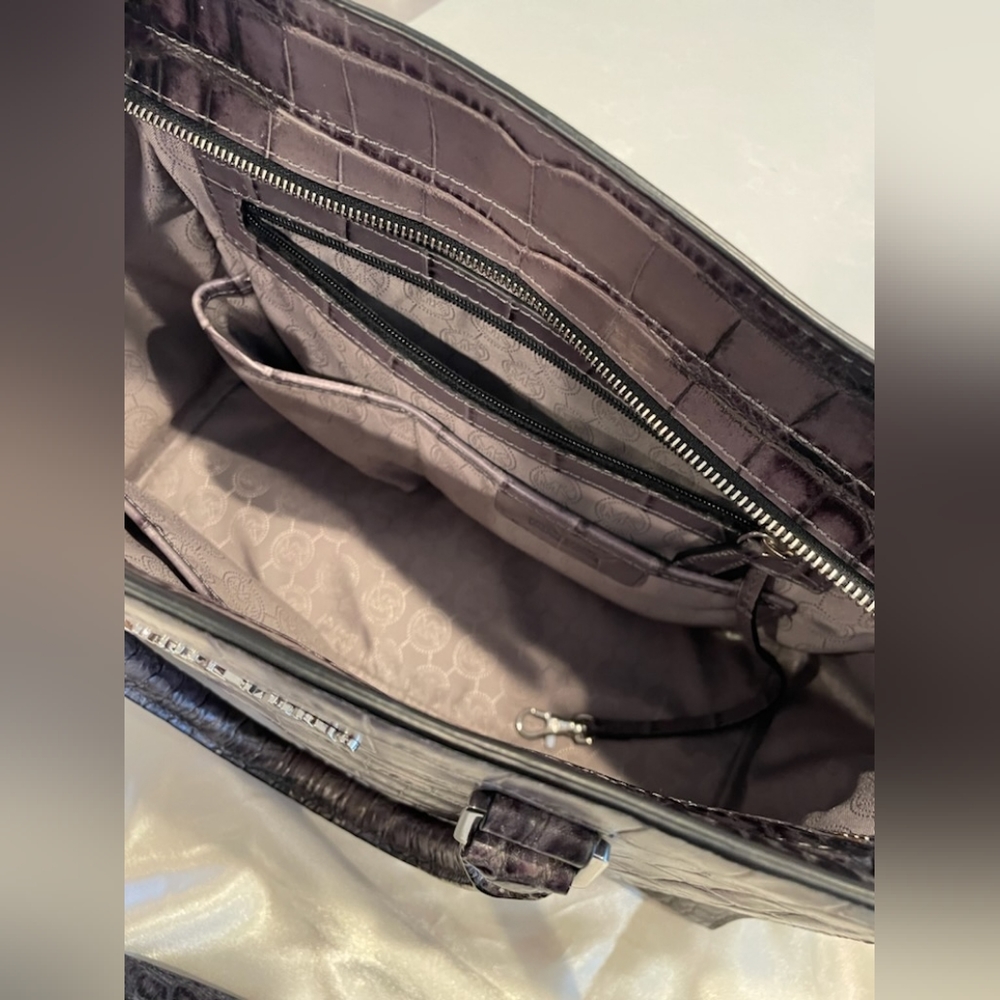 Handbag - Picture 2 of 3